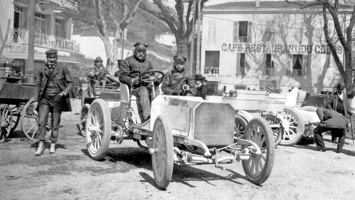 1901: Начало эпохи Mercedes-Benz. Первый автомобиль с трехлучевой звездой.