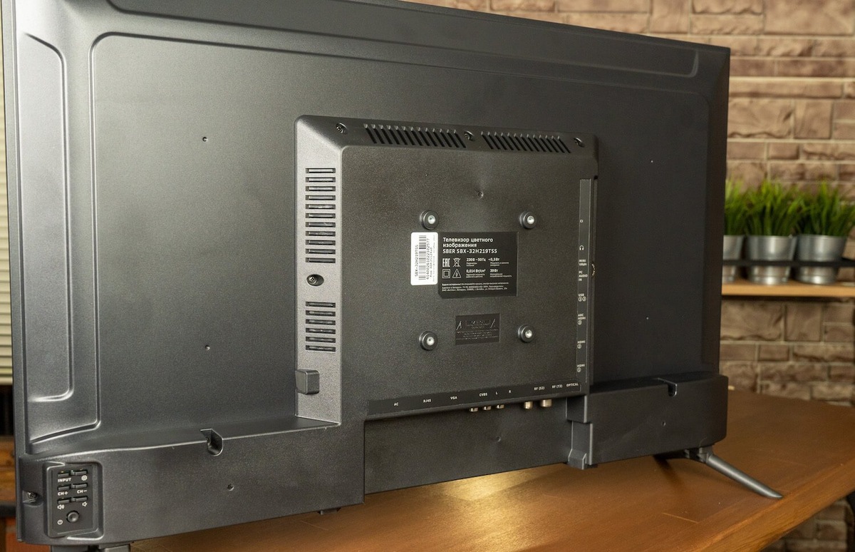    Телевизор можно повесить на стену…