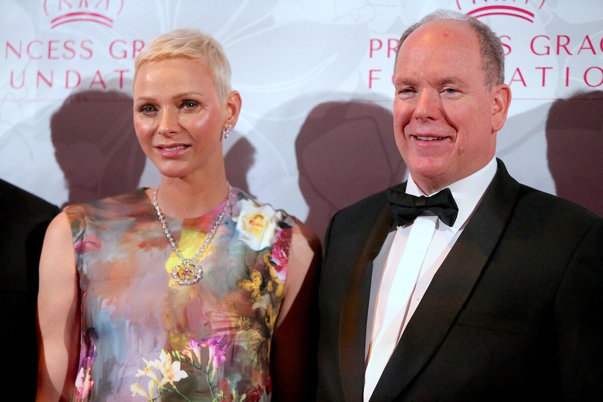     В Сети появилось редкое фото князя Монако с внебрачными детьми