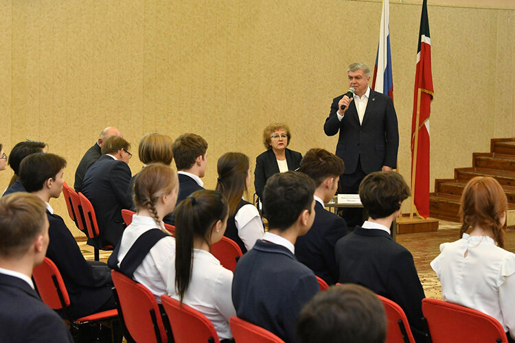 На этой неделе средняя общеобразовательная школа №56 Набережных Челнов пригласила в гости не абы кого, а самого мэра Наиля Магдеева Фото: Олег Спиридонов