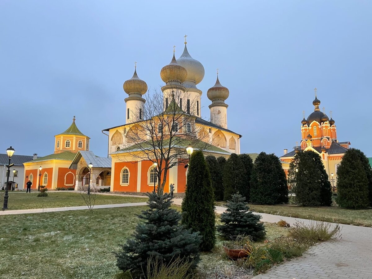 Успенский собор Богородичного Тихвинского монастыря был построен за 45 лет до основания самого монастыря. Здесь хранится главная святыня города- Тихвинская икона Богоматери Одигитрия. Фото автора. Ноябрь 2022