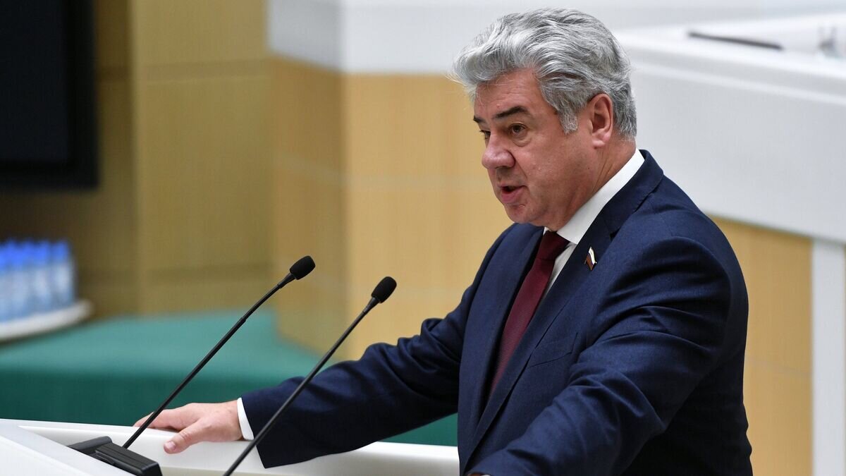    Председатель комитета Совета Федерации по обороне и безопасности Виктор Бондарев на заседании Совета Федерации РФ. 7 ноября 2018© РИА Новости / Максим Блинов