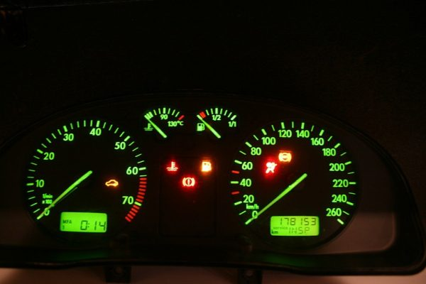 Не игнорируйте загорающиеся датчики на приборной панели 