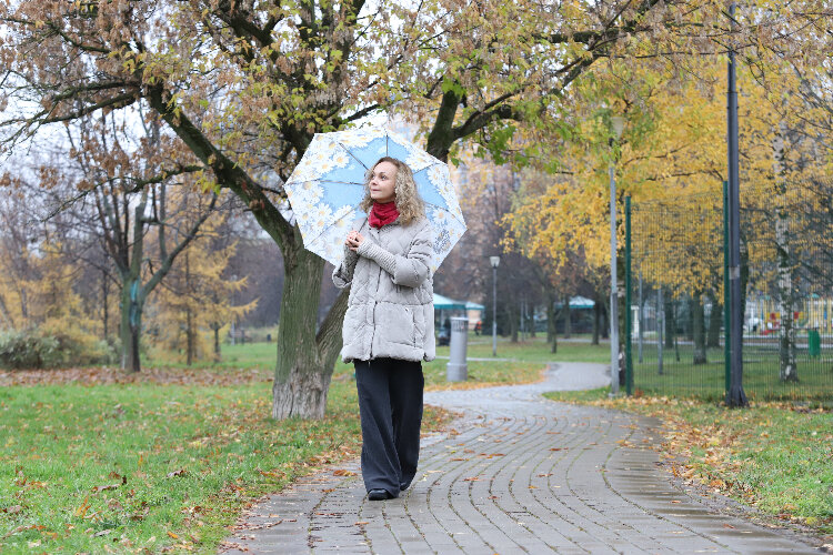 «Здесь хорошо при любой погоде», – поделилась прима театра на Юго-Западе на прогулке перед спектаклем. Фото: Кирилл Журавок
