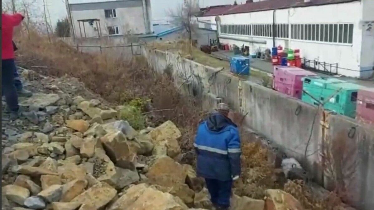     Оставивший без воды десятки тысяч человек на юге региона водовод, диаметром 1,2 метра, заделали к утру субботы. Труба принадлежала КГУП «ПримВодоКанал». Работы на месте контролировал мэр Артёма Вячеслав Квон.