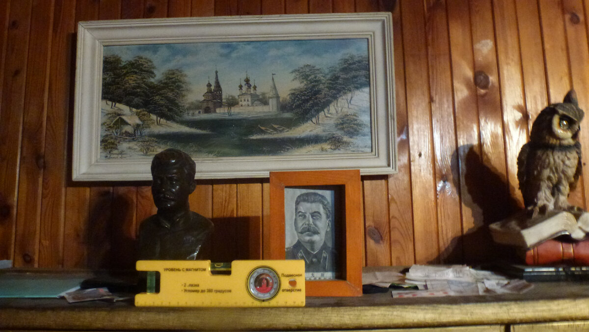 Фото о нарушении норм сталинской кадровой политики (внимание на уровень - пузырек отклонился). Фото автора только что.