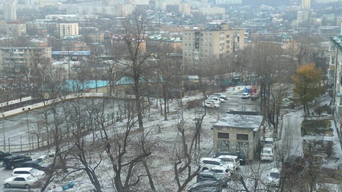     В краевом центре сбылись опасения синоптиков — дождь, начавшийся вечером в субботу, 12 ноября, перешёл в снег. По предварительным данным, выпало около 20 мм осадков, высота снежного покрова, до 6 мм.