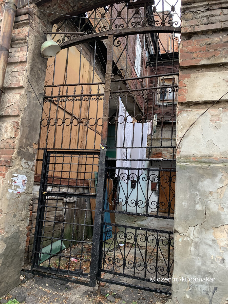 Здесь прекрасно все - культурные слои надстроек и ворот, сушащееся белоснежное белье, почивший фонарь, хаос поводов