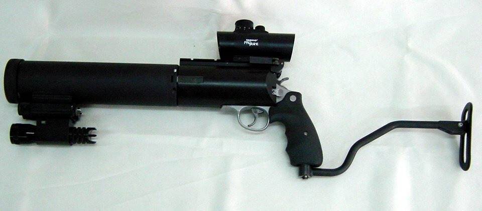 Стандартный вариант бесшумного револьвера "Peters PSDR III" со складным прикладом.