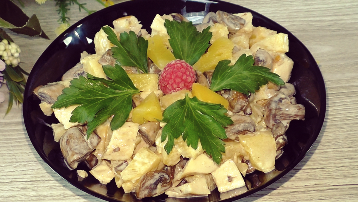 Рецепт Салат из курицы с ананасами и грибами