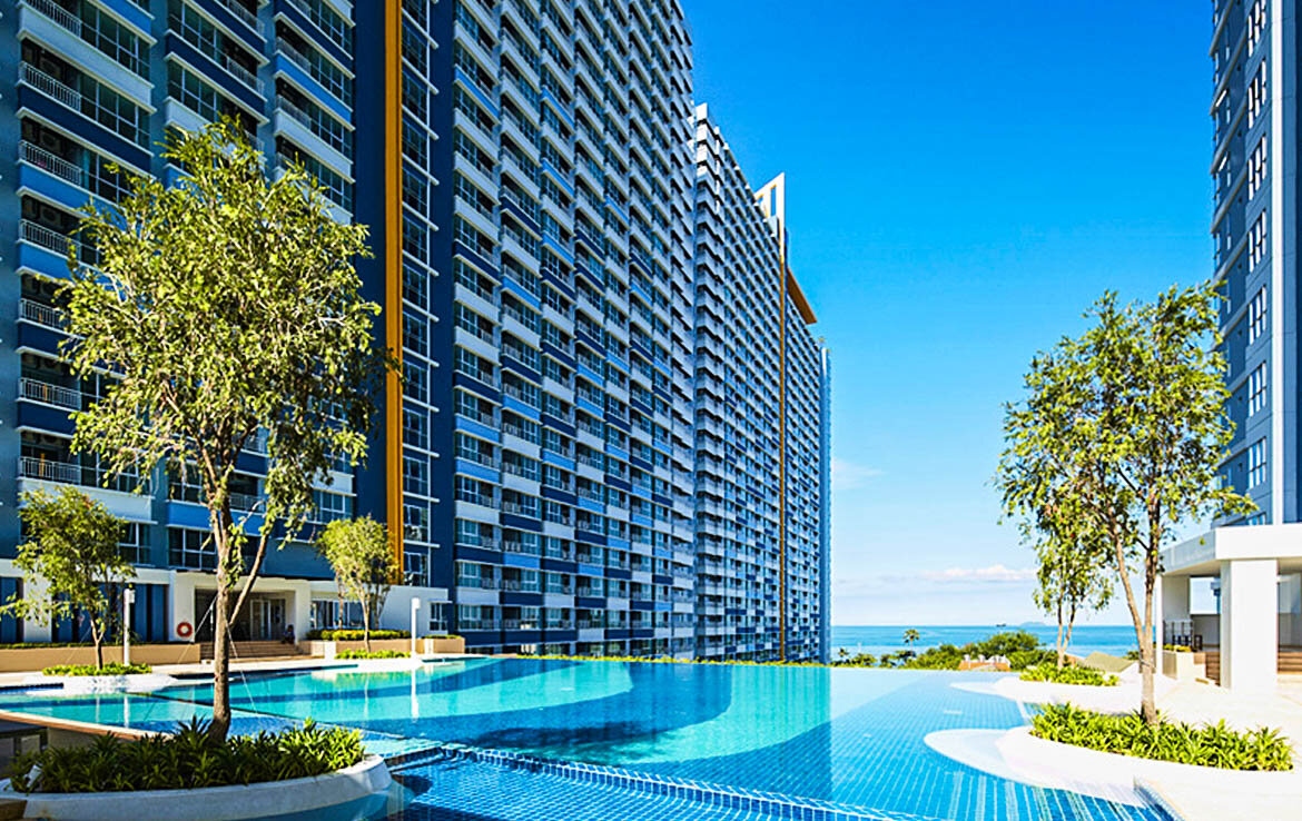 Кондоминиум "Lumpini", в котором я живу уже не первый раз. 2 бассейна, сауна, тренажерный зал и несколько лаунж зон на территории.Квартира 32 метра кв. с балконом и видом на море за 9000 бат. в месяц