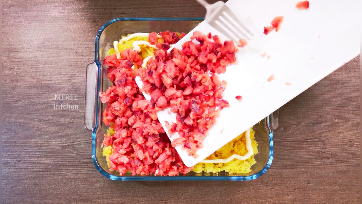 Очень вкусный салат "Царская шуба", теперь он у меня ещё вкуснее: заменила селедку на сёмгу, от вкуса все в восторге
