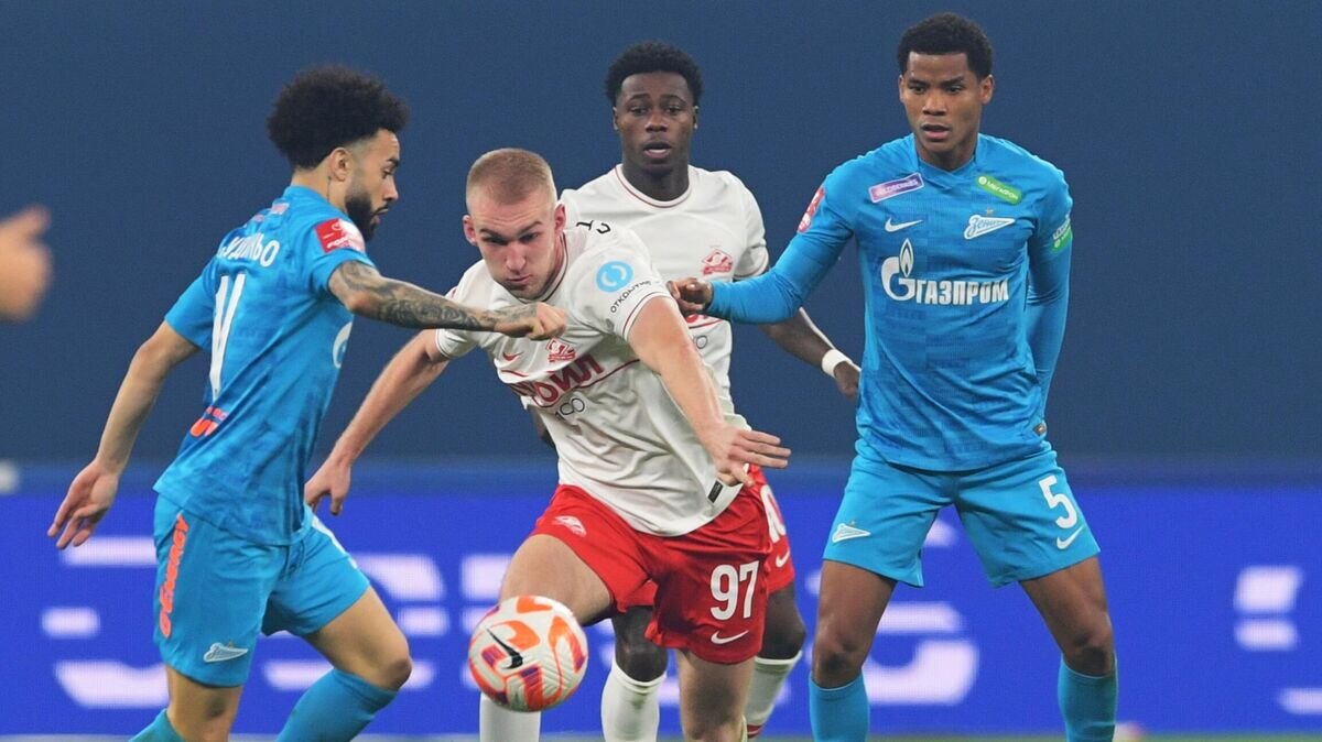    Игрок ФК "Зенит" Клаудиньо, игроки ФК "Спартак" Даниил Денисов, Квинси Промес и игрок ФК "Зенит" Вильмар Барриос (слева направо)© РИА Новости / Алексей Даничев