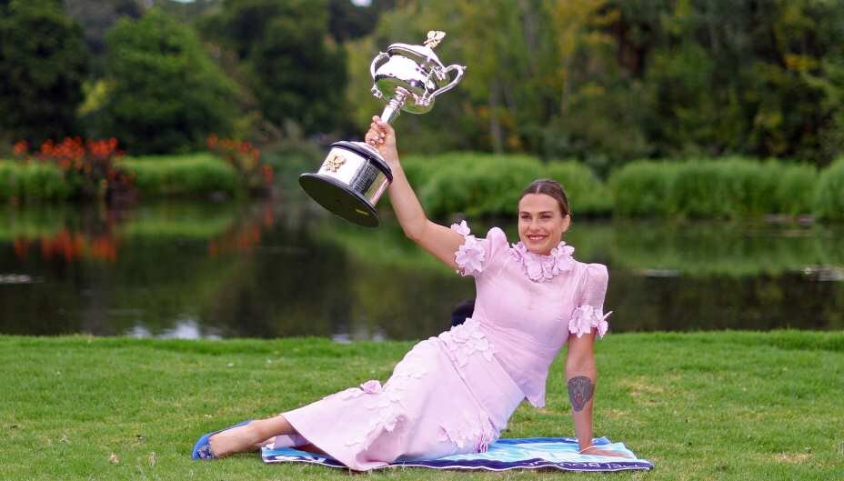    Арина Соболенко с трофеем Australian Open 2023. Фото: Reuters