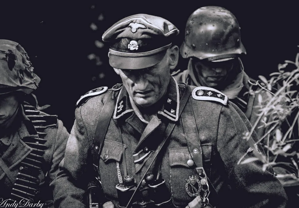 Немцы писали сверху вниз. Солдаты Waffen SS. Солдат СС Вермахт. Гехайме штатсполицай. Вермахт Ваффен СС.