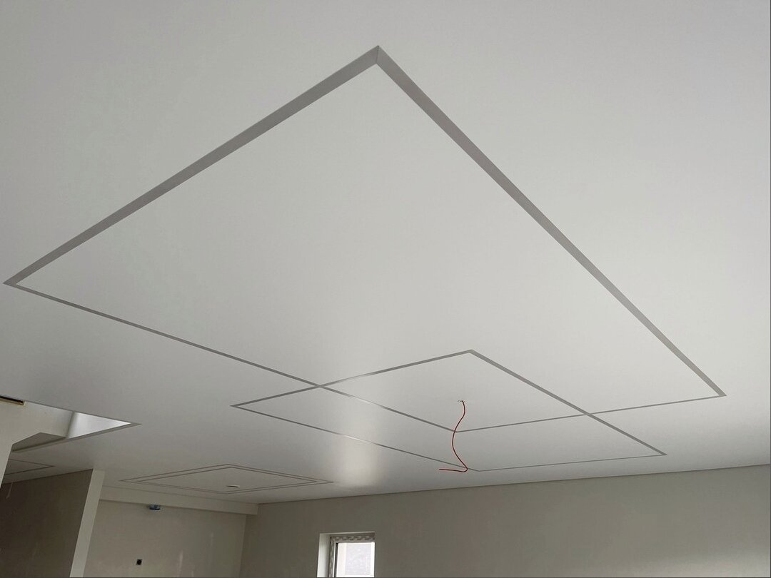 Вариант натяжного потолка со световыми линиями (листайте карусель)