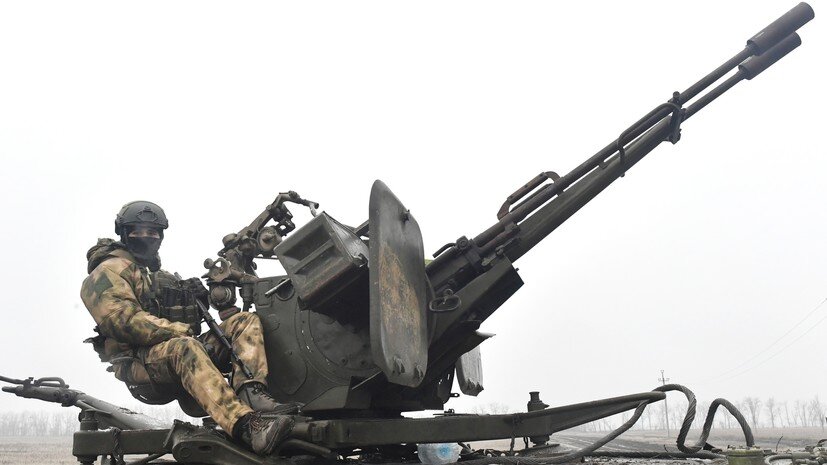     Военнослужащий на МТ-ЛБ с ЗУ-23 в южном секторе СВО РИА Новости