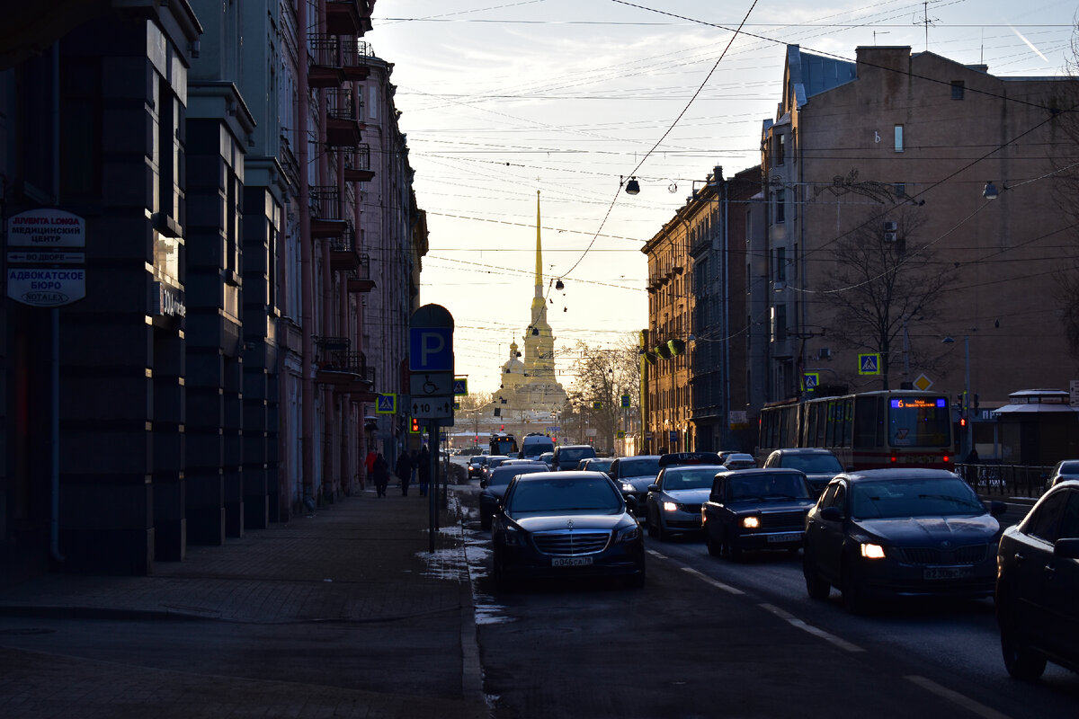 Вид на Петропавловский собор со стороны улицы Куйбышева. Фото сделано в январе 2021 года