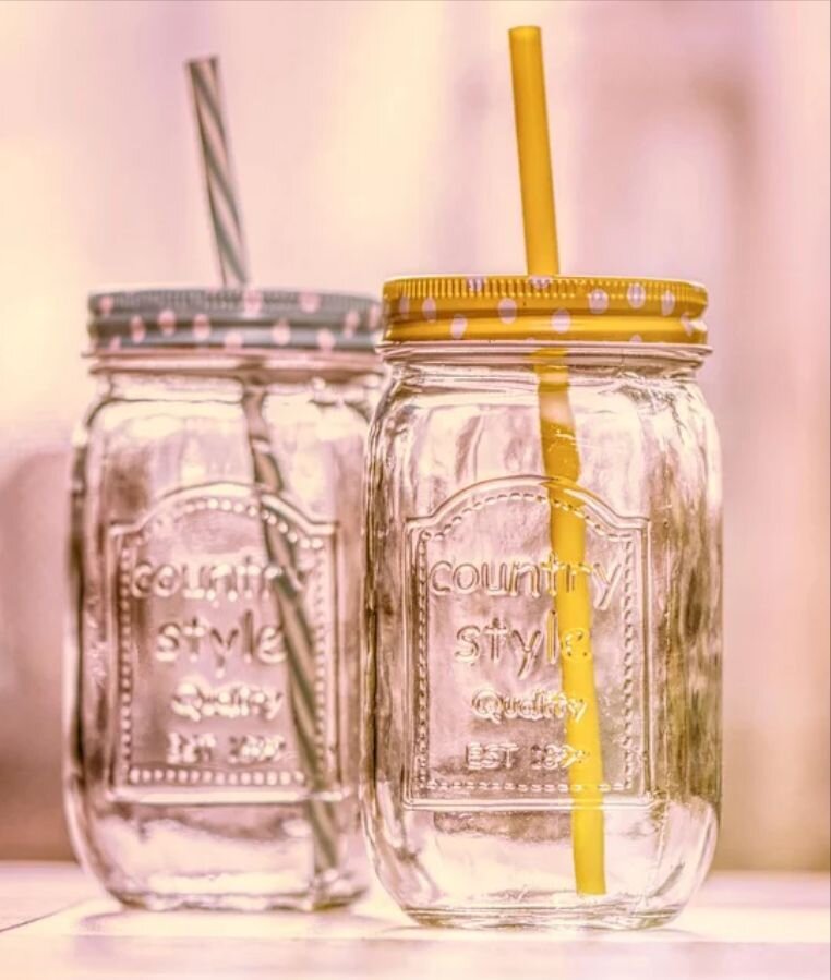 Фото стаканов с соломинкой. https://pixabay.com