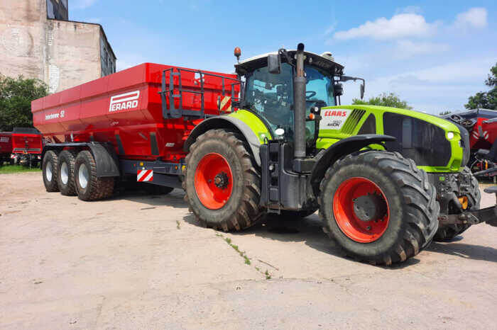 Фото: Портал farm-connexion.com Perard Interbenne 52 в агрегате с трактором CLAAS