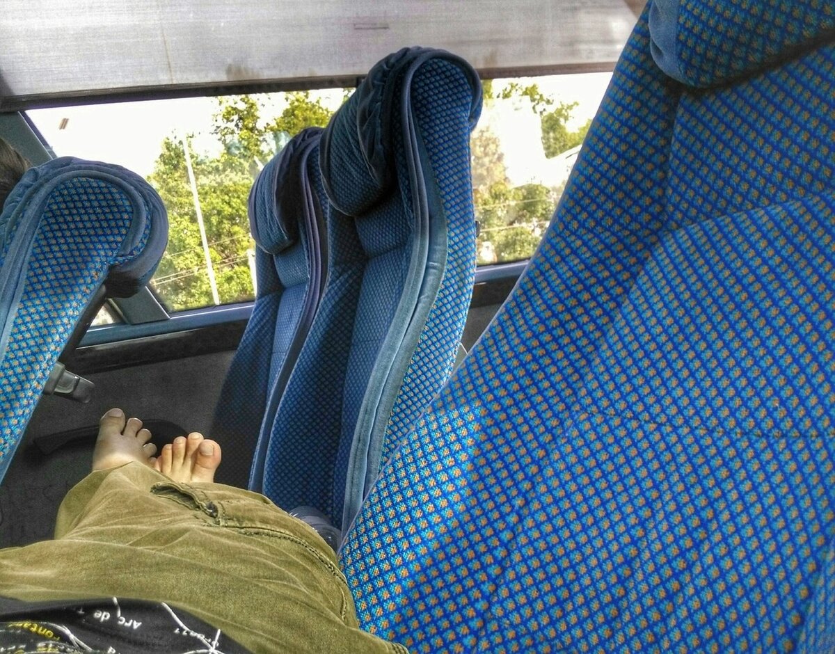 Лёжа в автобусе