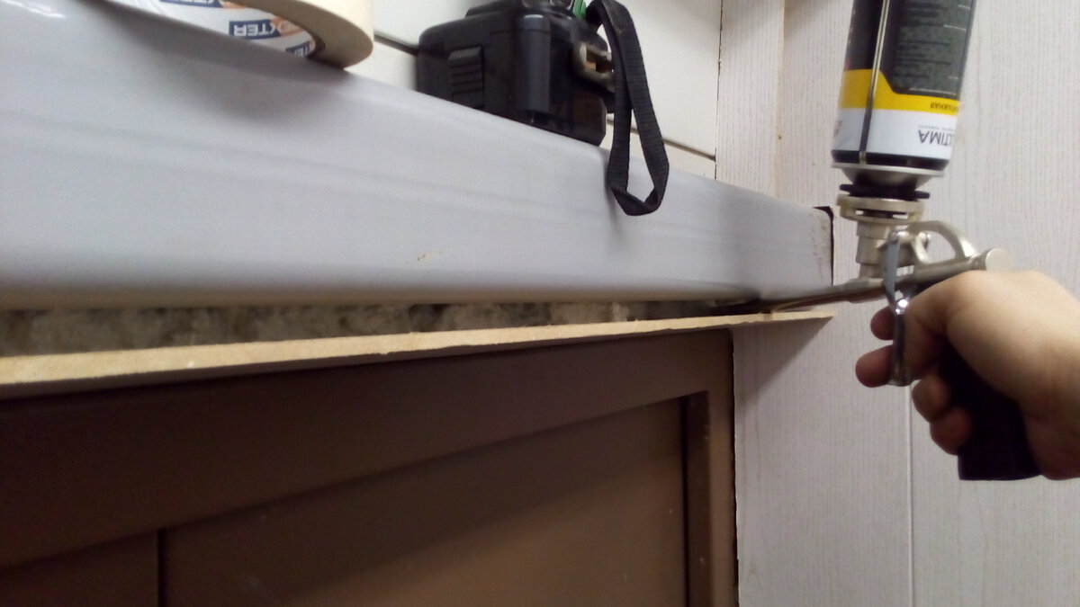 Просроченная монтажная даёт худший объем, но клеит и заполняет. Фото автора.