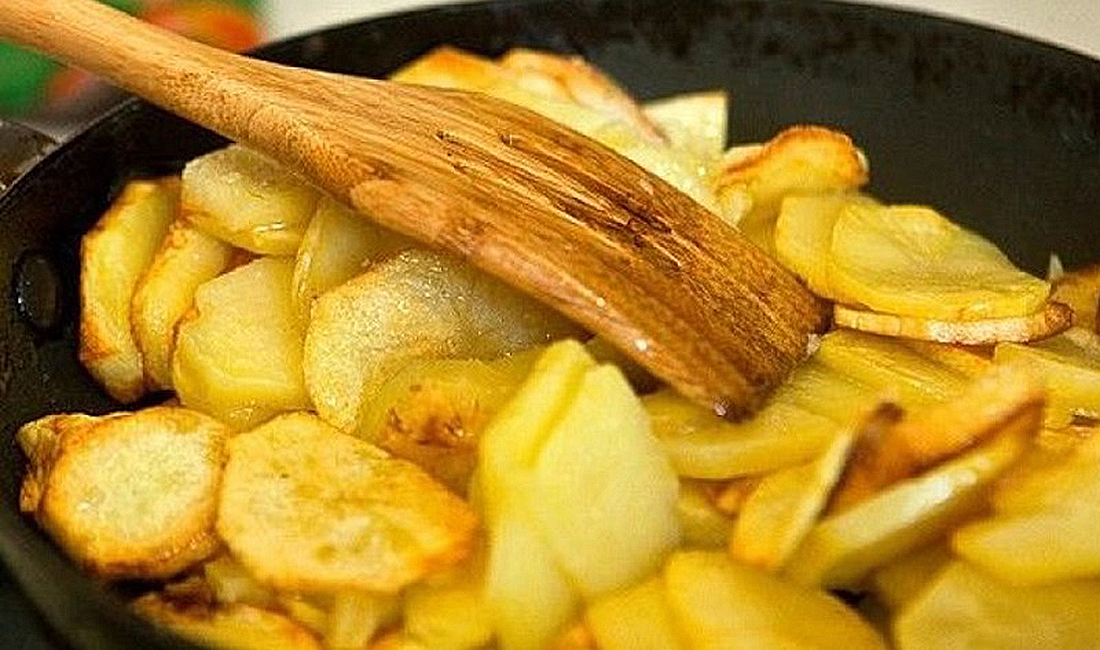 Жареная картошка на сковороде. Картошка с корочкой на сковороде. Жареная картошка на сковороде с корочкой. Картошка с золотистой корочкой на сковороде.