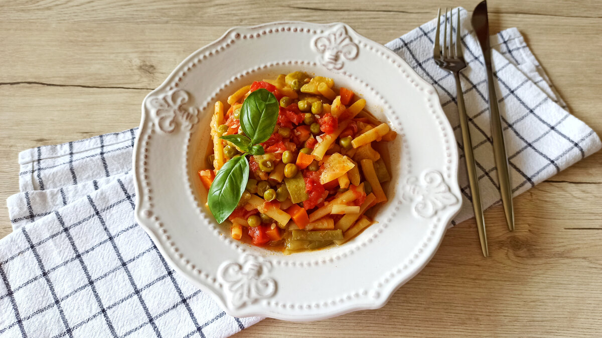 Тушеные кабачки с овощами