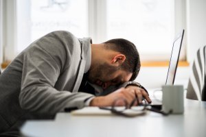 Когда человек пытается реагировать на всё это многообразие сообщений, то интеллект не справляется. Хуже того — он начинает отказывать.