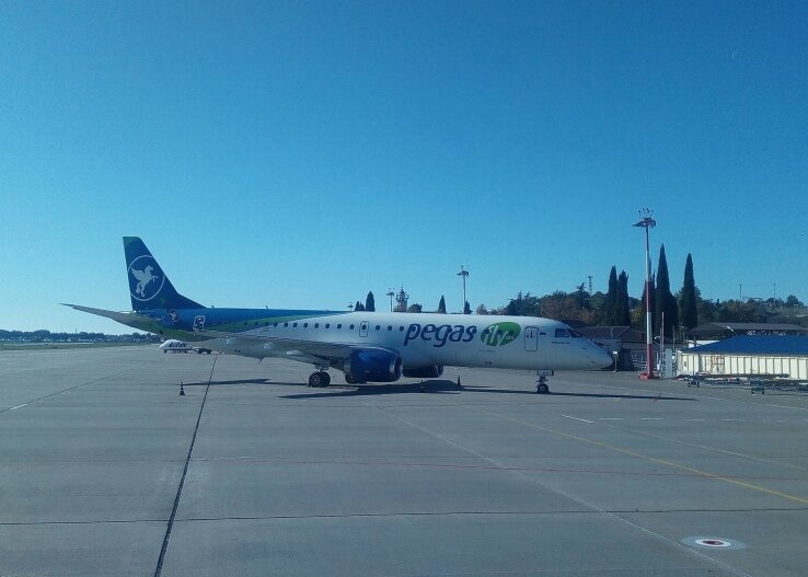 Чартеры греют моторы (это не реклама конкретного туроператора, просто другой своей подобной фотки не нашлось)