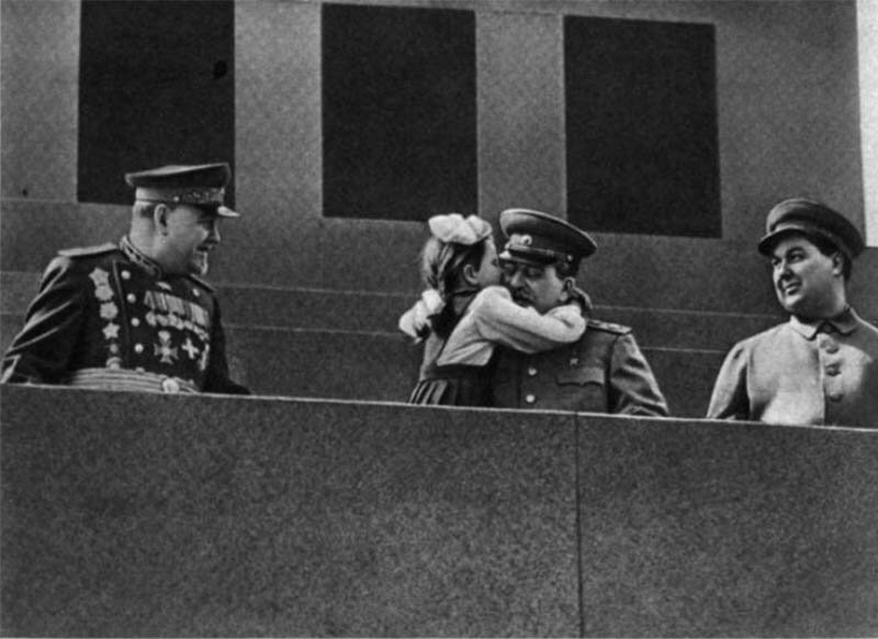 Тот самый поцелуй девочки и Сталина. Фото: из открытых источников