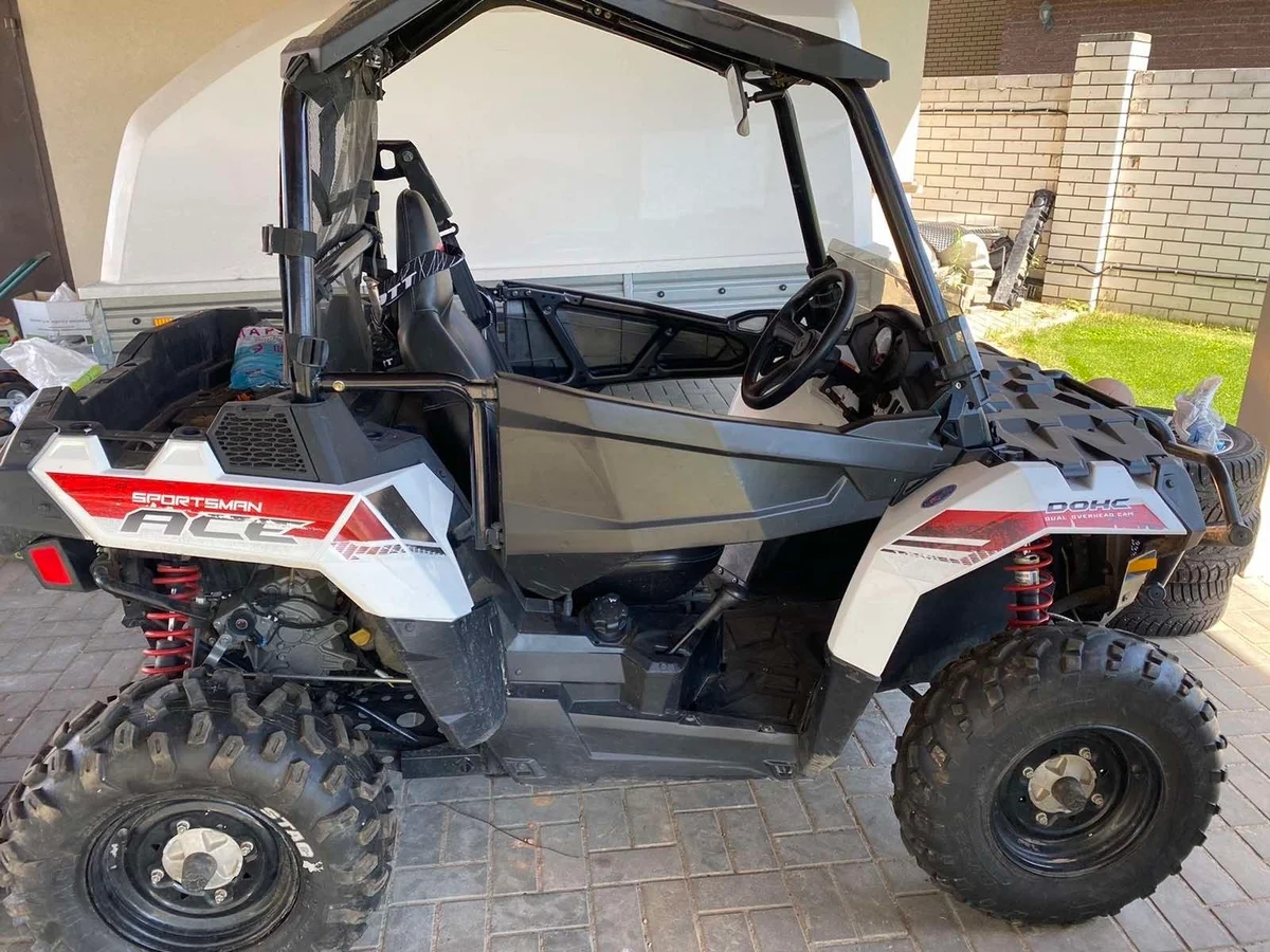 Выглядит необычно. Зато практичен и безопасен! Источник фото - https://auto.ru/atv/used/sale/polaris/sportsman_ace_325/3759631-41b8a679/