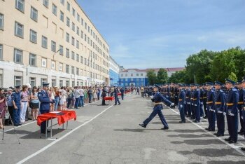 В бывшем ростовском РАУ провели первый выпуск военных специалистов
24.06.2018Когда-то этот военный вуз гремел на всю страну и выпускал  офицеров-ракетчиков. Учиться в Ростовском ракетно-артиллерийском училище считалось престижным, а с трудоустройством выпускников  проблем не возникало.Однако в бытность министром обороны Анатолия Сердюкова училище расформировали и закрыли. Оптимизация...Военно-педагогические кадры оказались невостребованными, здание было фактически заброшено и разрушалось.Лишь спустя годы удалось открыть на базе бывшего вуза другое учебное заведение - конечно, не того уровня, но тоже чрезвычайно важное для страны.И вот вчера, 23 июня, состоялся первый выпуск прапорщиков ФГКВПОУ «183 учебный центр» Министерства обороны Российской Федерации.Не покупайте дачу, пока не увидите.Участки про­екта "Мой гек­тар". Участки под дачу 100 т.р. за 100 со­ток. Се­зон­ная ак­ция!Узнать больше moigektar.ru РЕКЛАМА Первый выпуск прапорщиков учебного центра подготовки авиационных специалистов Воздушно-космических сил является знаковым не только для Ростова, но и для всей страны.Завершилось мероприятие ритуалом прощания с Боевым знаменем учебного центра и торжественным маршем. Впереди у прапорщиков – престижная служба в Воздушно-космических силах.Напомним, ФГКВПОУ «183 учебный центр» занимается подготовкой для Вооруженных сил Российской Федерации квалифицированных военных кадров со средним профессиональным образованием, а также подготовкой младших авиационных специалистов по военно-учетным специальностям.Владимир Сидашев.Фото пресс-службы администрации Ростова-на-Дону. Другие публикации по теме:
В Ростове впервые пройдёт Всеармейский смотр-конкурс военных ансамблей песни и пляски
Пятнадцатый выпуск сестёр милосердия состоялся при ростовском храме
В ДГТУ откроется корпоративная кафедра, готовящая специалистов для ФГУП «Почта России»
Юные учёные провели третью конференцию в ростовском музее наук
Крушение самолёта в ростовском аэропорту: на первый план вышла версия умышленных действий командира экипажа
____________________
Нашли ошибку или опечатку в тексте выше? Выделите слово или фразу с ошибкой и нажмите Shift + Enter или сюда.