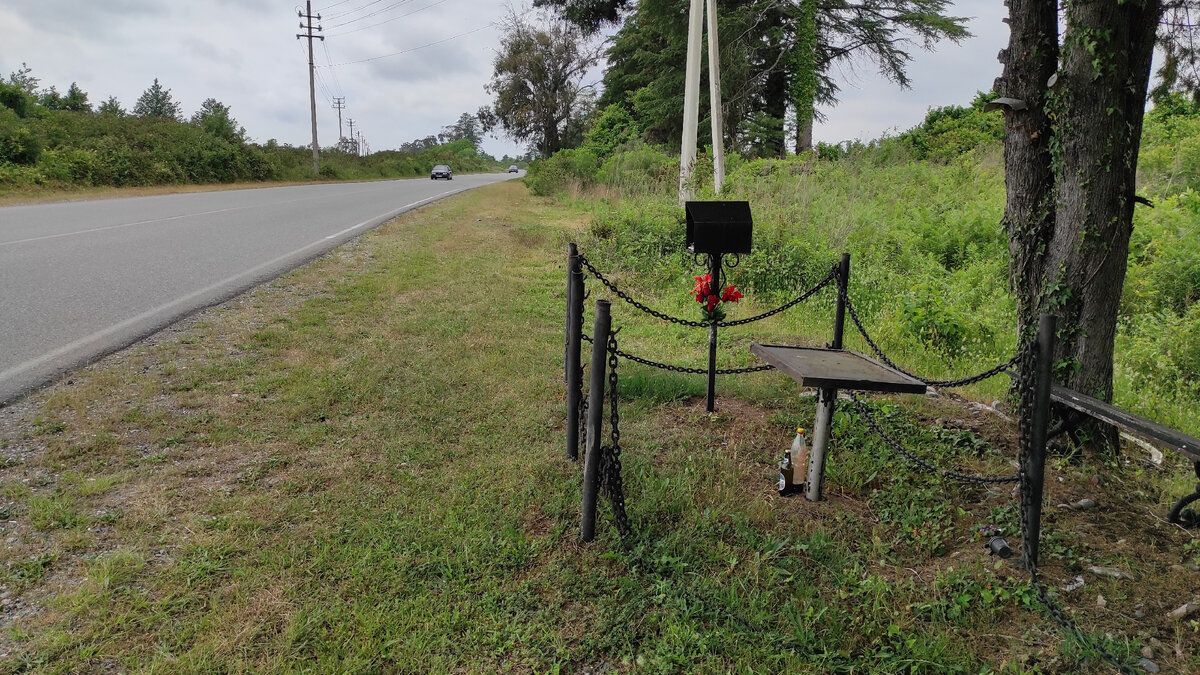 Некоторые конструкции основательно огорожены. Абхазия, фото автора