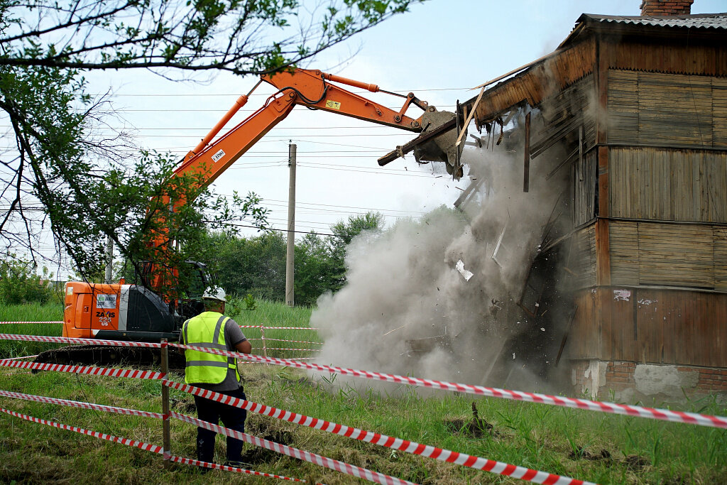 Снос бараков. Снос аварийного Барака. Хабаровск снос дома. Снос бараков в Березовском. Снос бараков на проспекте в Хабаровске.