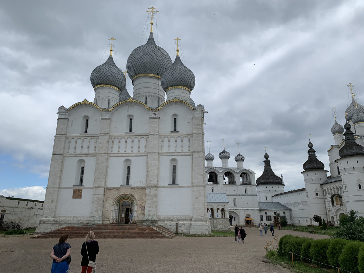 Успенский собор в Ростове Великом. Звонница видна на заднем плане