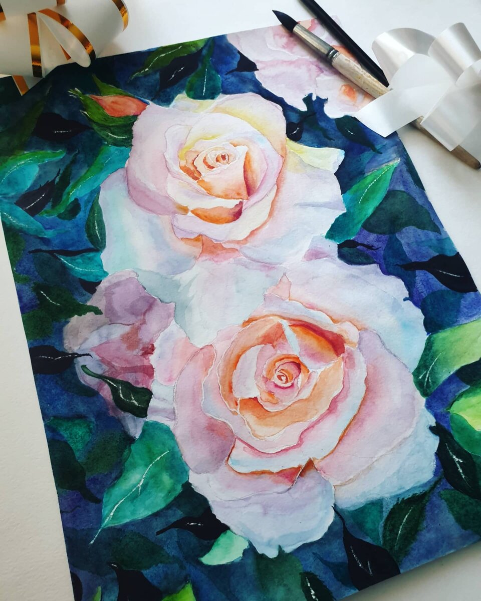 Розы в саду,  рисунок по фотографии , бумага palazo, что могу сказать по поводу этой бумаги, она  мне вообще не понравилась! Ни какая , я перепробовала все, из за ее глянцевости и гладкости , акварель плохо ложится, более того краска ложится тускло! О наслаивании тут и говорить не стоит. Так же она не впитывается и переходы  на ней весьма сомнительны. Не воспринимайте критику близко к себе , это лично мое мнение и опыт. Если вы пользуетесь и вас все устраивает,  ни кто не против.  