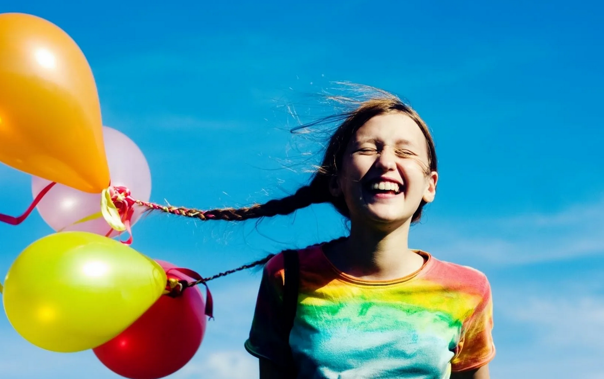 Песня живи ярко. Позитивная девушка. Девушка с воздушными шарами. Дети с воздушными шариками. Радость и веселье.