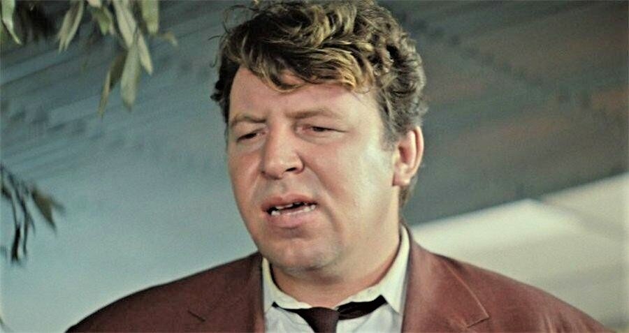 кадр из фильма "Бриллиантовая рука": Ну, будете у нас на Колыме - милости просим"