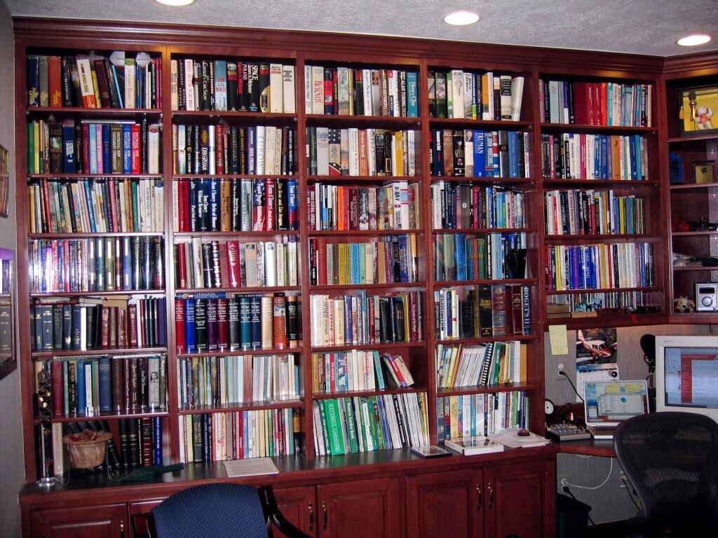 Да, а еще люди старались по крайней мере покупать книги. Все ли читали? Фото из Интернета