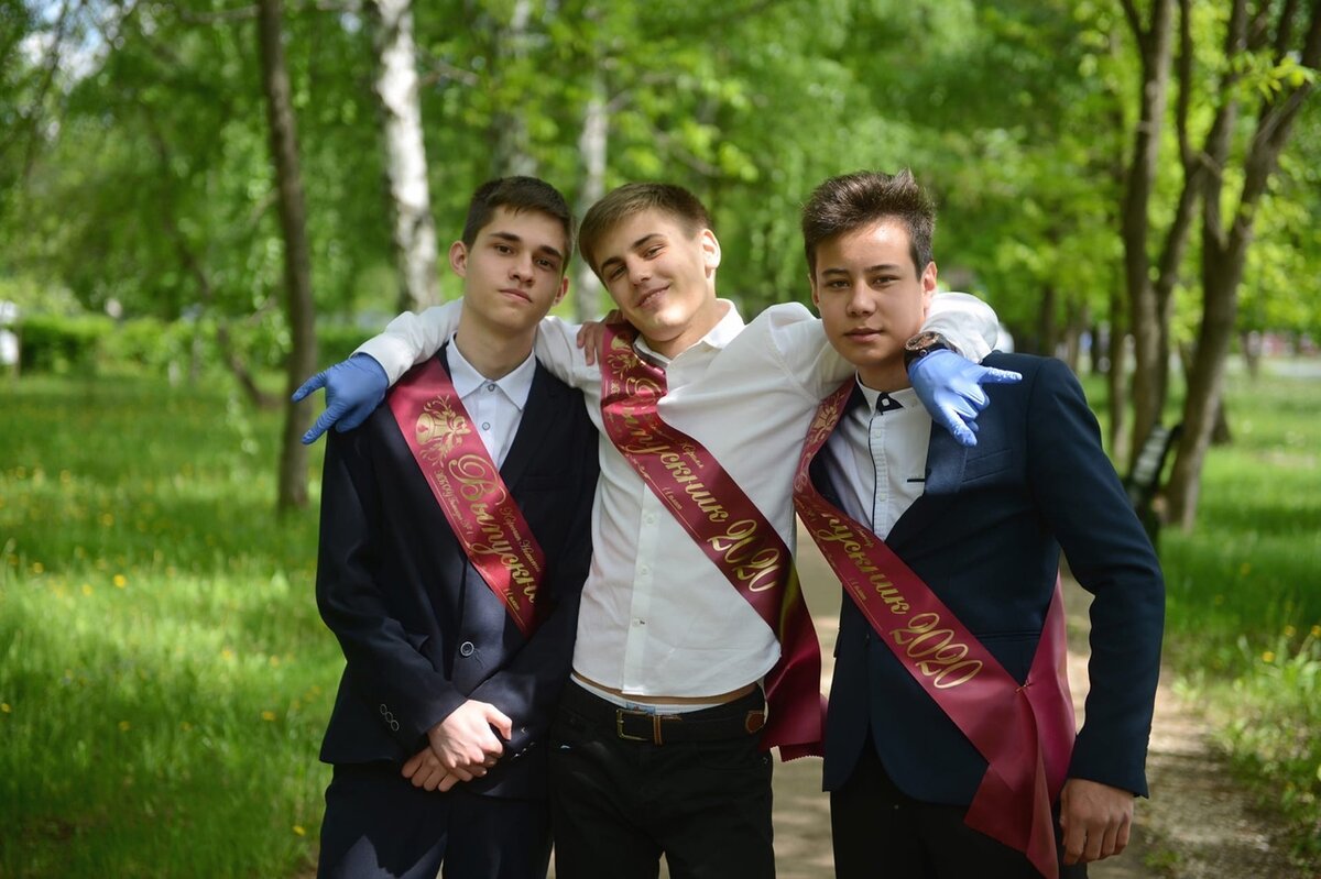 Выпуск со школы 2020г. На фото я справа