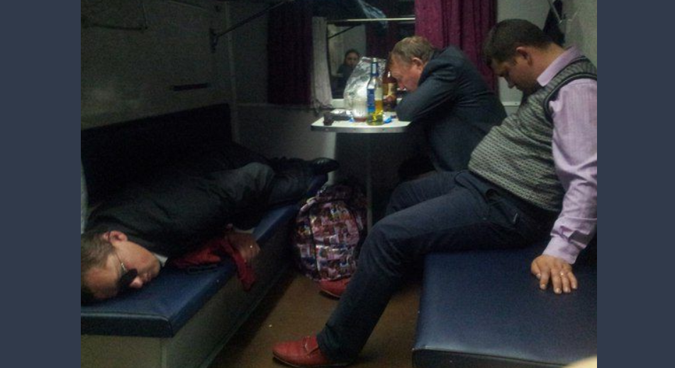 пьяные пассажиры в поезде