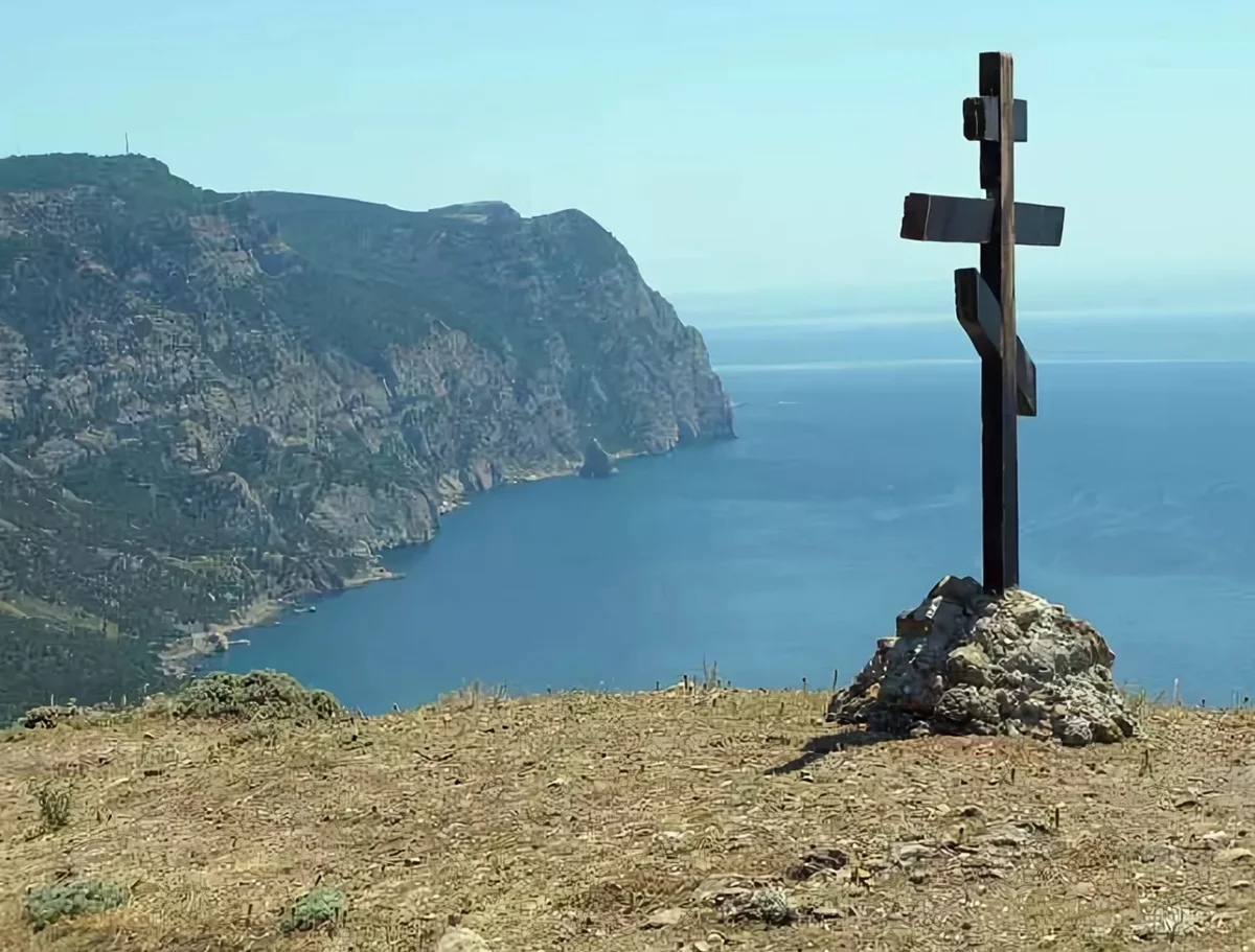 Скала святого георгия мыс фиолент. Георгиевская скала у мыса фиолент. Мыс фиолент крест на скале. Мыс фиолент крест. Лермонтов скала.