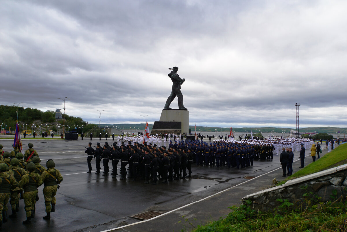 Главная площадь во время репетиции. Памятник Героям-Североморцам, защитникам Заполярья («Матрос»).Местные называют его "Алёша".