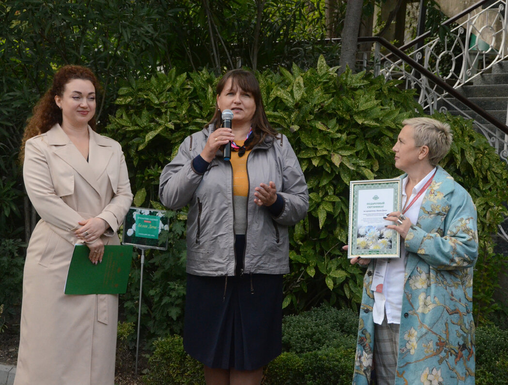 Светлана Плугатарь, Наталья Смыкова, Лариса Ковальчук во время вручения подарочного сертификата на хризантему «Белая дача»