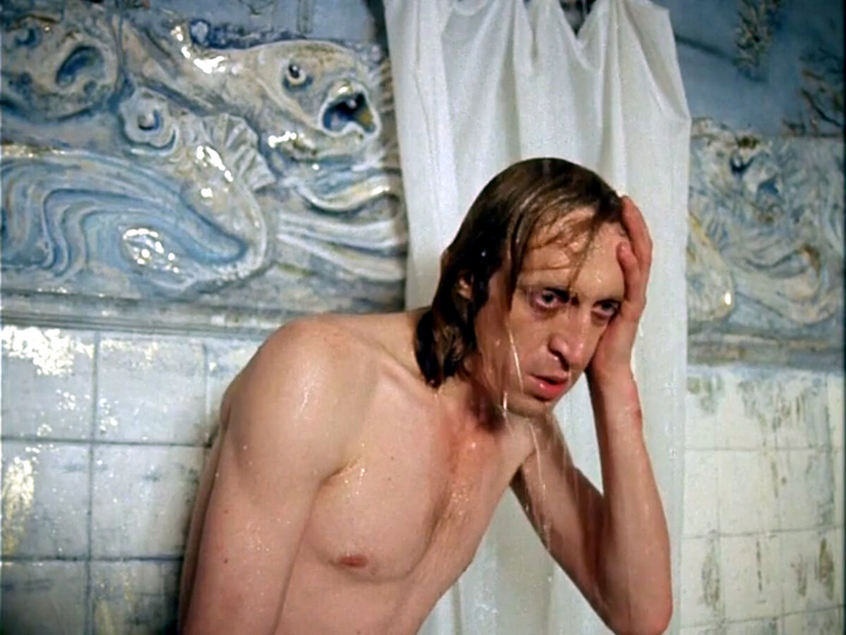 Кадр из фильма «Господин оформитель», 1988 год. Платон Андреевич принимает душ.. 