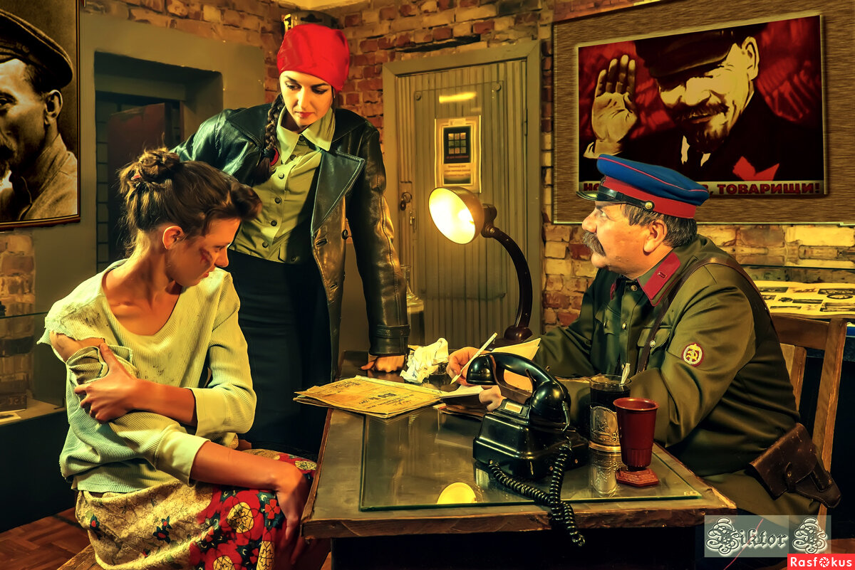 Призрак коммунизма you are empty. Badcomedian черный плащ. Красный комиссар нквд. Бэдкомедиан кгб. Фейсы опера чекисты теневые сценаристы песня.