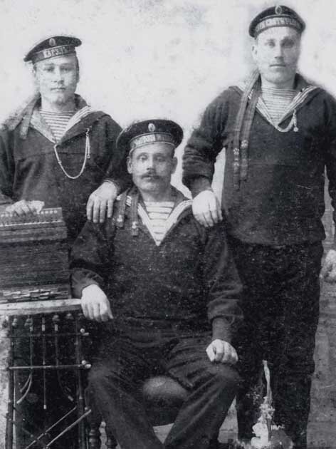 Константин, отец Александра, крайний слева