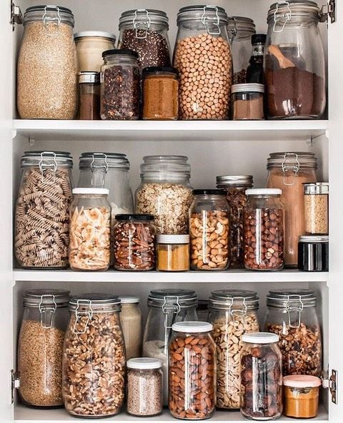 Хранение крупы и сыпучих продуктов в стеклянных банках. Источник: pinterest