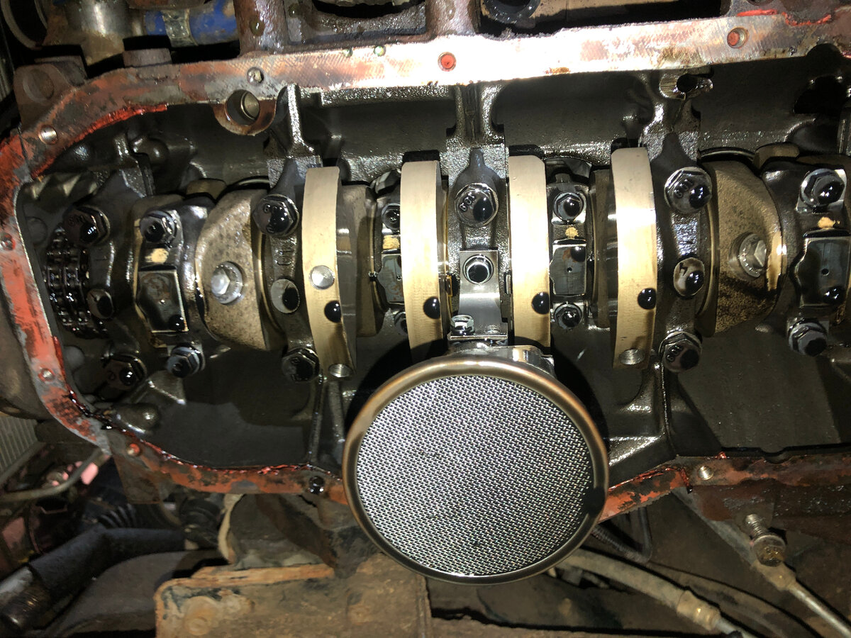 Поддон стоял на герметике и видимо масло подтекало со стороны маховика. Сальники коленвала вроде не текут.  Снял, чуть обстучав резиновой киянкой.